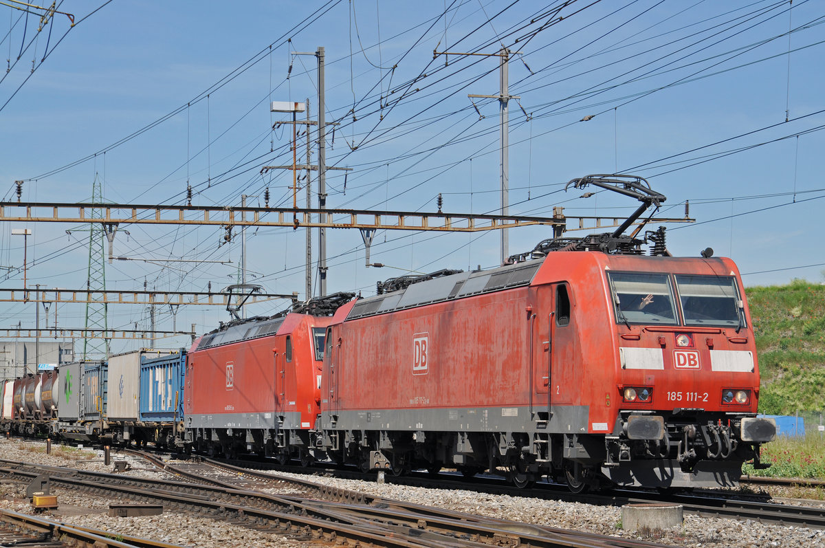 Doppeltraktion, mit den DB Loks 185 111-2 und 185 139-3, durchfahren den Bahnhof Pratteln. Die Aufnahme stammt vom 22.05.2017.