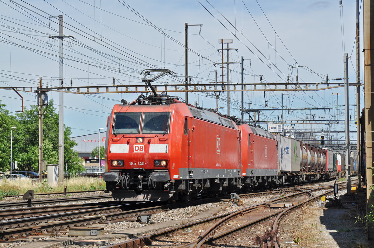 Doppeltraktion, mit den DB Loks 185 140-1 und 185 136-9, durchfahren den Bahnhof Pratteln. Die Aufnahme stammt vom 16.06.2017.