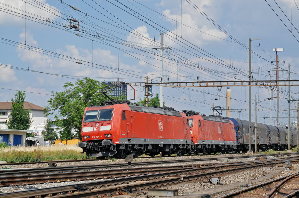 Doppeltraktion, mit den DB Loks 185 134-4 und 185 110-4, durchfahren den Bahnhof Pratteln. Die Aufnahme stammt vom 20.06.2017.