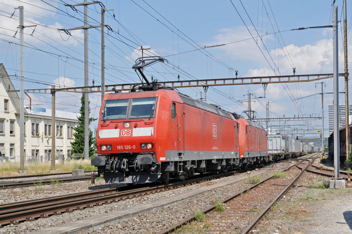 Doppeltraktion, mit den DB Loks 185 126-0 und 185 095-7, durchfahren den Bahnhof Pratteln. Die Aufnahme stammt vom 20.06.2017.