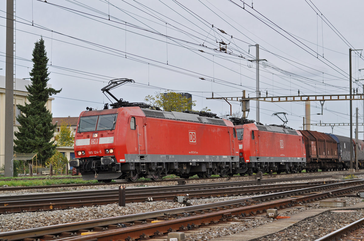 Doppeltraktion, mit den DB Loks 185 124-5 und 185 113-8 durchfahren den Bahnhof Pratteln. Die Aufnahme stammt vom 28.10.2017.