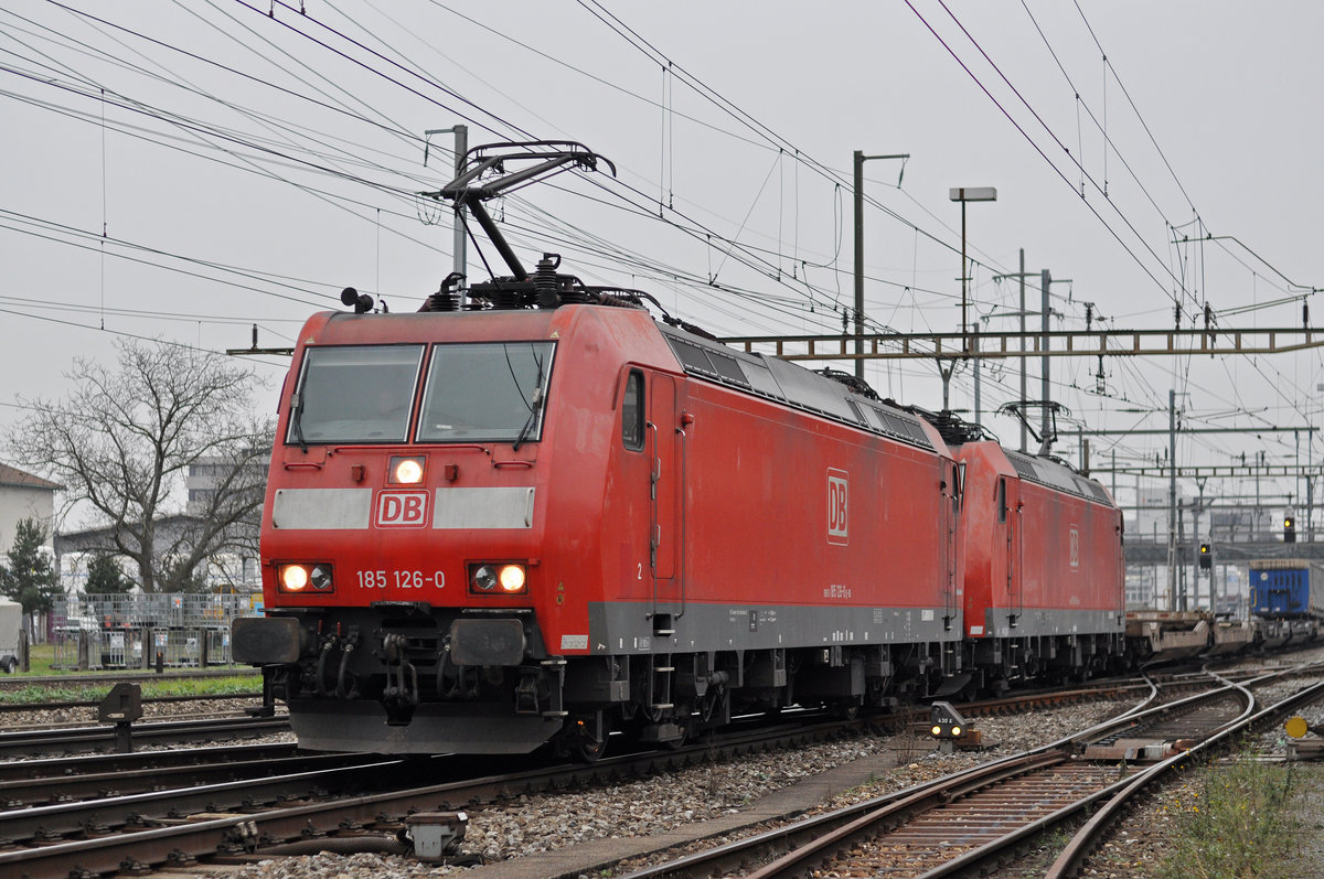 Doppeltraktion, mit den DB Loks 185 126-0 und 185 109-6, durchfahren den Bahnhof Pratteln. Die Aufnahme stammt vom 16.11.2017.