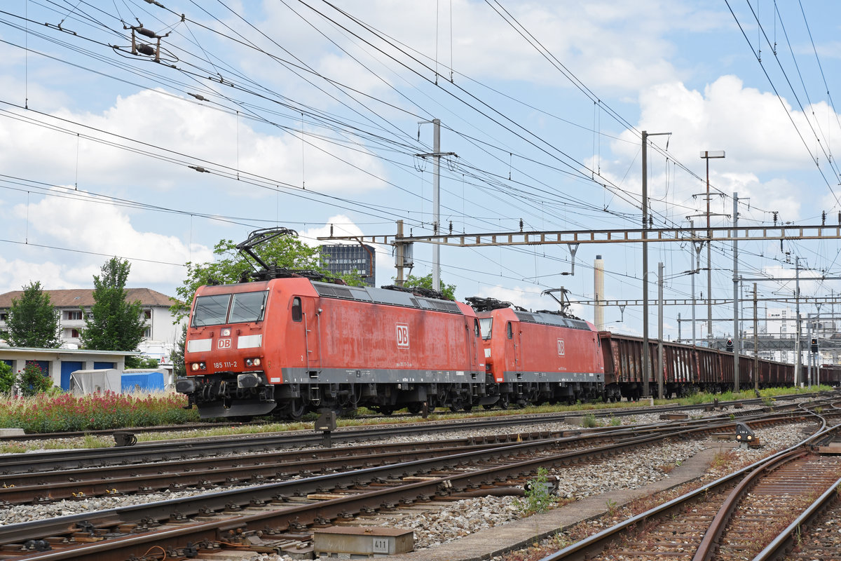 Doppeltraktion, mit den DB Loks 185 111-2 und 185 114-6 durchfahren den Bahnhof Pratteln. Die Aufnahme stammt vom 01.06.2018.