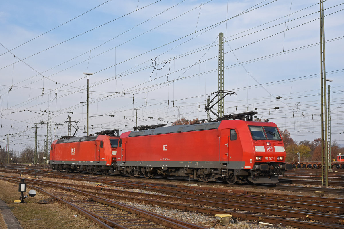 Doppeltraktion, mit den DB Loks 185 087-4 und 185 136-9, durchfährt den badischen Bahnhof. Die Aufnahme stammt vom 21.11.2018.
