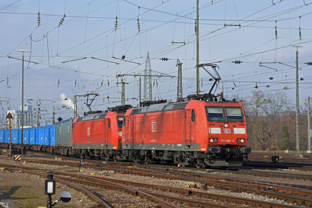 Doppeltraktion, mit den DB Loks 185 096-5 und 185 123-7, durchfährt den badischen Bahnhof. Die Aufnahme stammt vom 23.01.2019. 