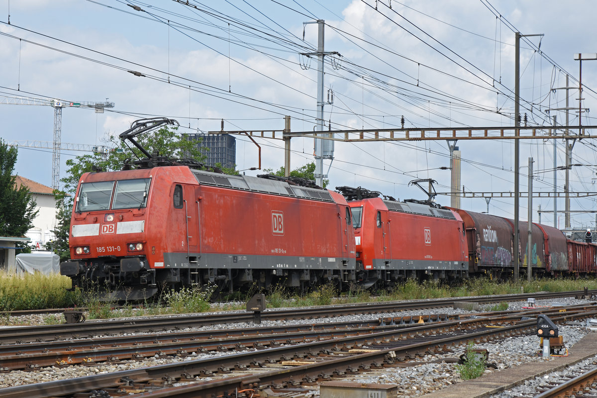 Doppeltraktion, mit den DB Loks 185 131-0 und 185 088-2, durchfährt den Bahnhof Pratteln. Die Aufnahme stammt vom 15.07.2019.