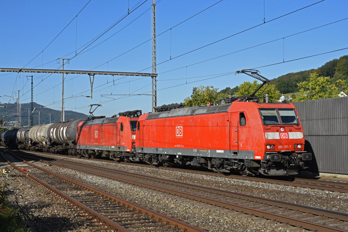 Doppeltraktion, mit den DB Loks 185 137-7 und 185 119-5, durchfährt den Bahnhof Gelterkinden. Die Aufnahme stammt vom 17.09.2019.