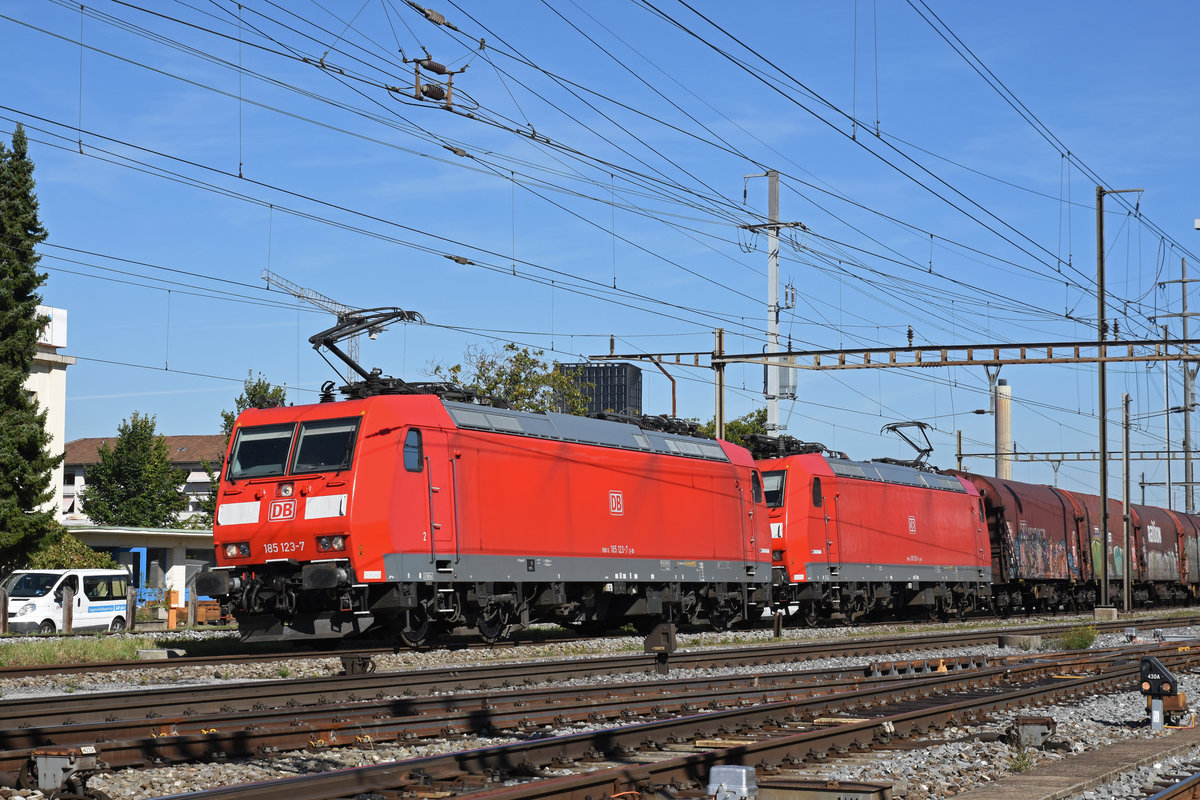 Doppeltraktion, mit den DB Loks 185 123-7 und 185 129-4, durchfährt den Bahnhof Pratteln. Die Aufnahme stammt vom 13.09.2019.