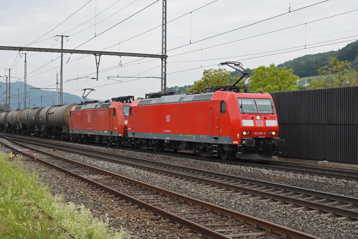 Doppeltraktion, mit den DB Loks 185 089-0 und 185 124-5 durchfährt den Bahnhof Gelterkinden. Die Aufnahme stammt vom 13.05.2020.