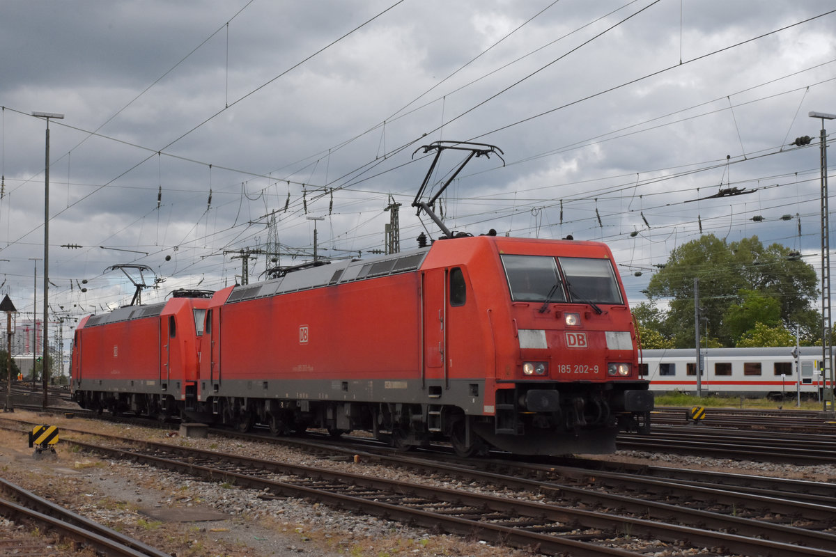 Doppeltraktion, mit den DB Loks 185 202-9 und 185 244-1 durchfährt den badischen Bahnhof. Die Aufnahme stammt vom 29.04.2020.