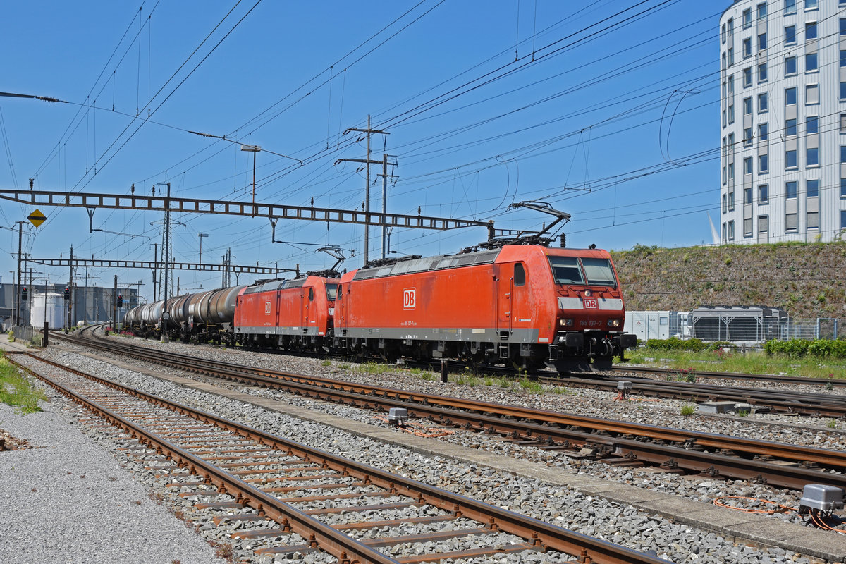 Doppeltraktion, mit den DB Loks 185 137-7 und 185 124-5 durchfährt den Bahnhof Pratteln. Die Aufnahme stammt vom 18.05.2020.