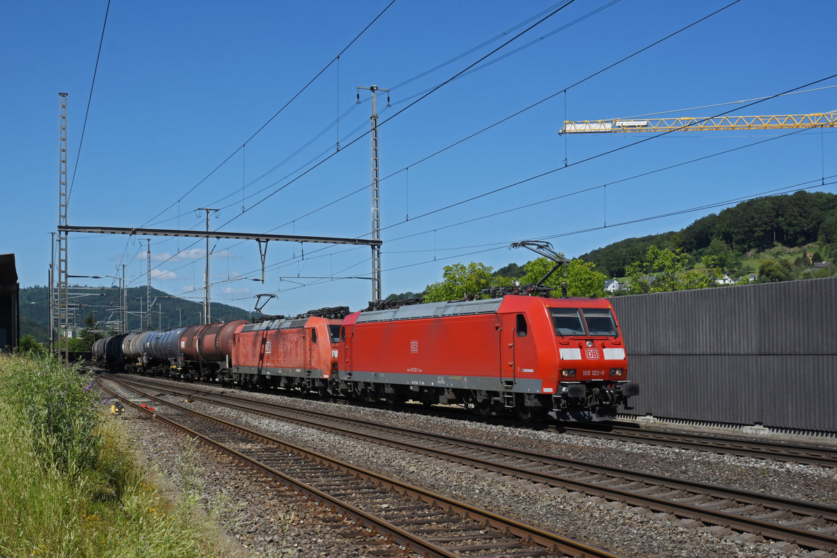 Doppeltraktion, mit den DB Loks 185 122-9 und 185 116-1 durchfährt den Bahnhof Gelterkinden. Die Aufnahme stammt vom 07.07.2020.