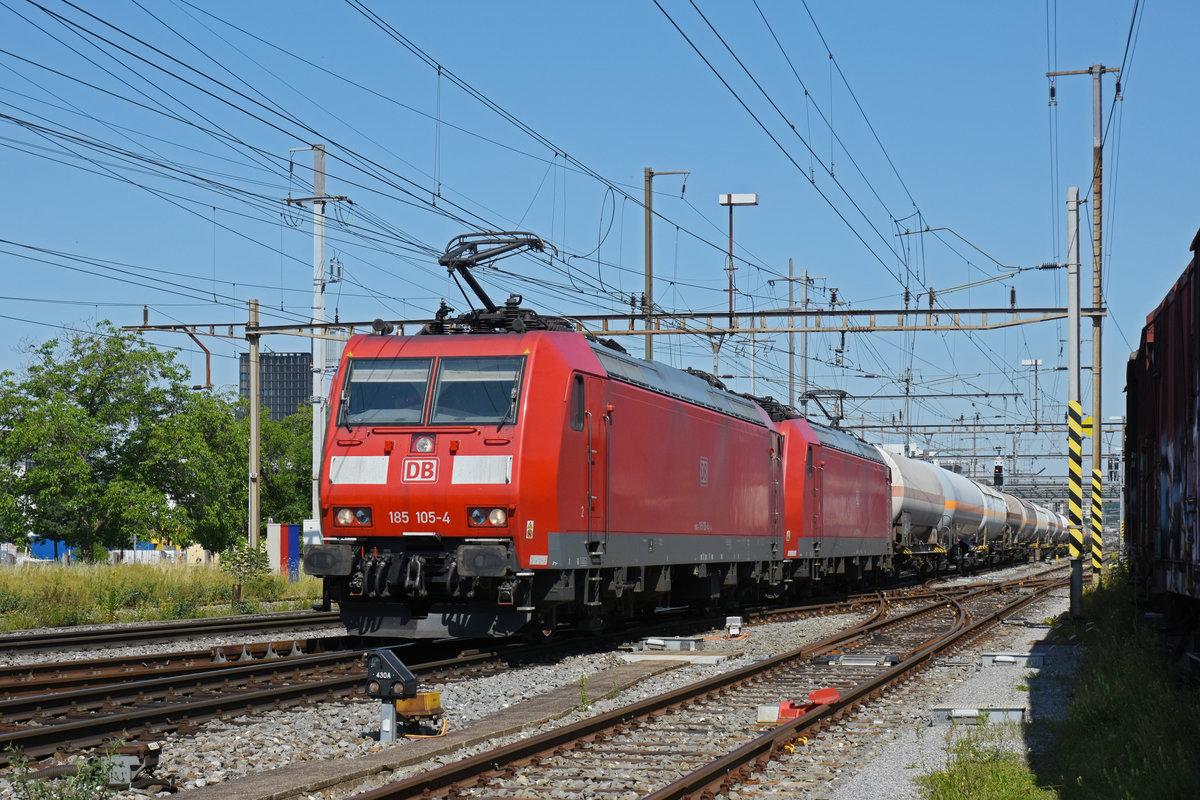Doppeltraktion, mit den DB Loks 185 105-4 und 185 099-9 den Bahnhof Pratteln. Die Aufnahme stammt vom 25.06.2020.