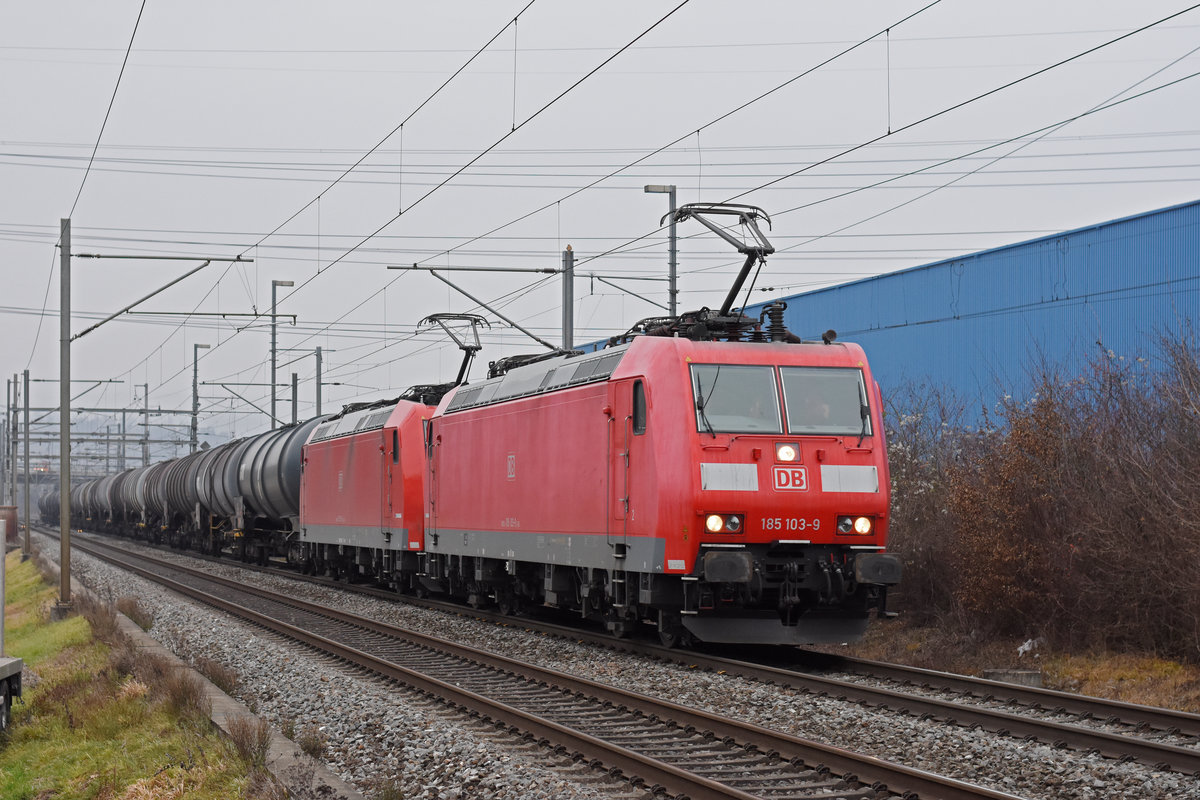 Doppeltraktion, mit den DB Loks 185 103-9 und 185 126-0 fährt Richtung Bahnhof Itingen. Die Aufnahme stammt vom 04.01.2021.