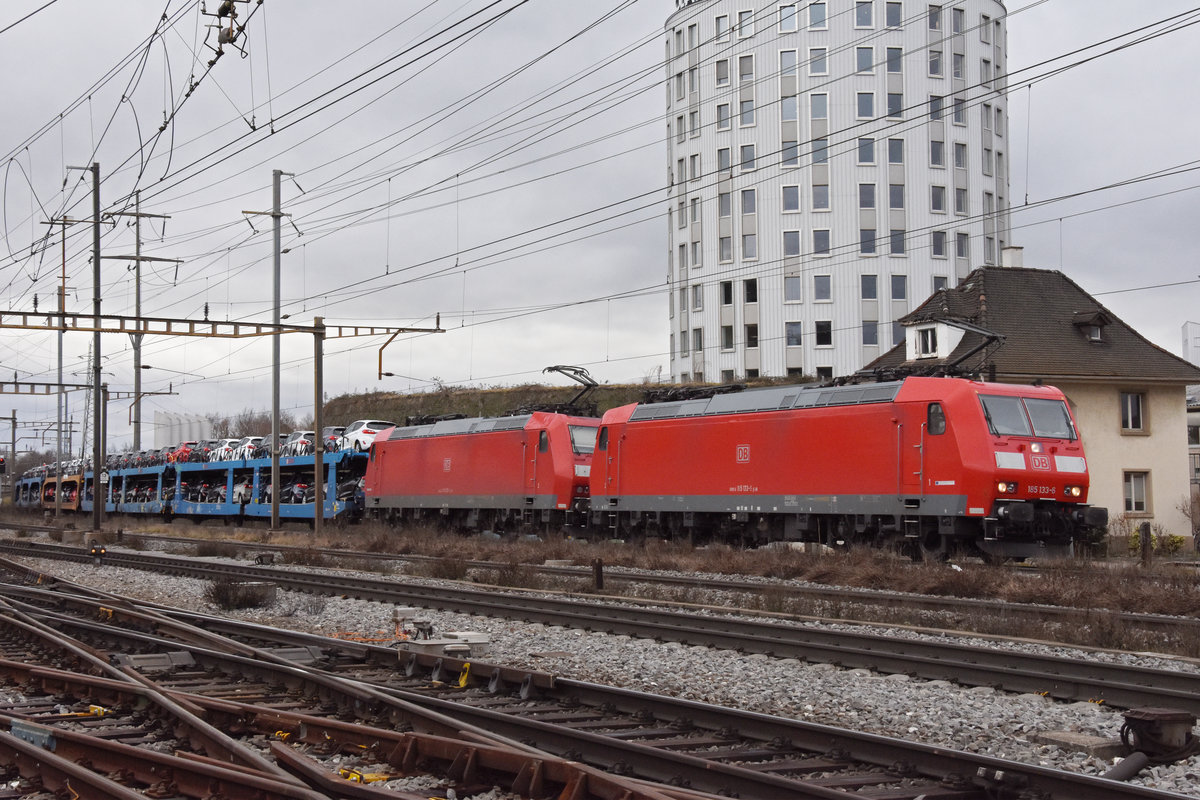 Doppeltraktion, mit den DB Loks 185 133-6 und 185 132-8 durchfährt den Bahnhof Pratteln. Die Aufnahme stammt vom 02.02.2021.