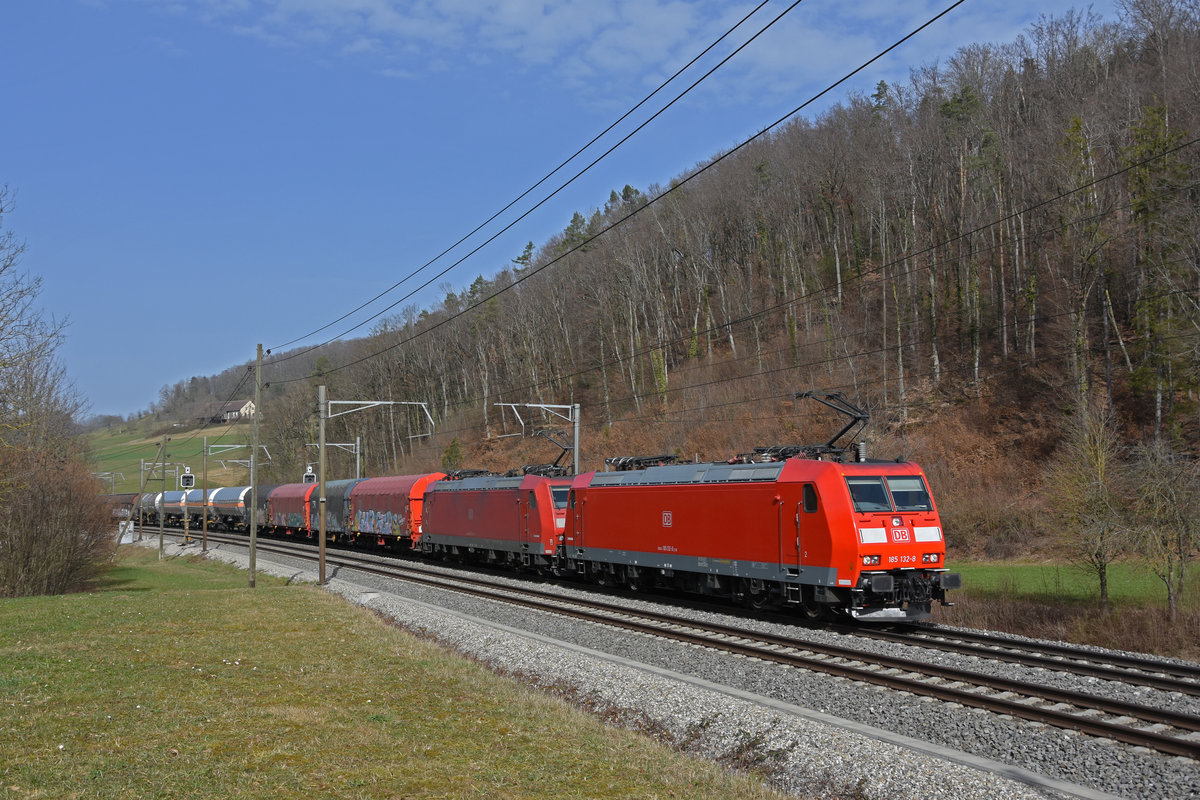 Doppeltraktion, mit den DB Loks 185 132-8 und 185 114-6 fährt Richtung Bahnhof Tecknau. Die Aufnahme stammt vom 26.02.2021.