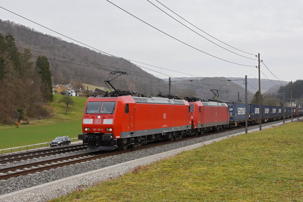 Doppeltraktion, mit den DB Loks 185 138-5 und 185 111-2 fährt Richtung Bahnhof Gelterkinden. Die Aufnahme stammt vom 26.02.2021.