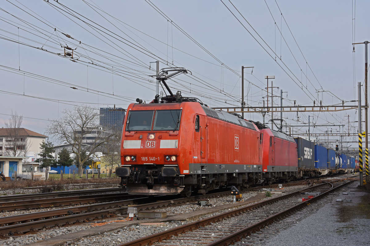 Doppeltraktion, mit den DB Loks 185 140-1 und 185 122-9 durchfährt den Bahnhof Pratteln. Die Aufnahme stammt vom 09.03.2021.