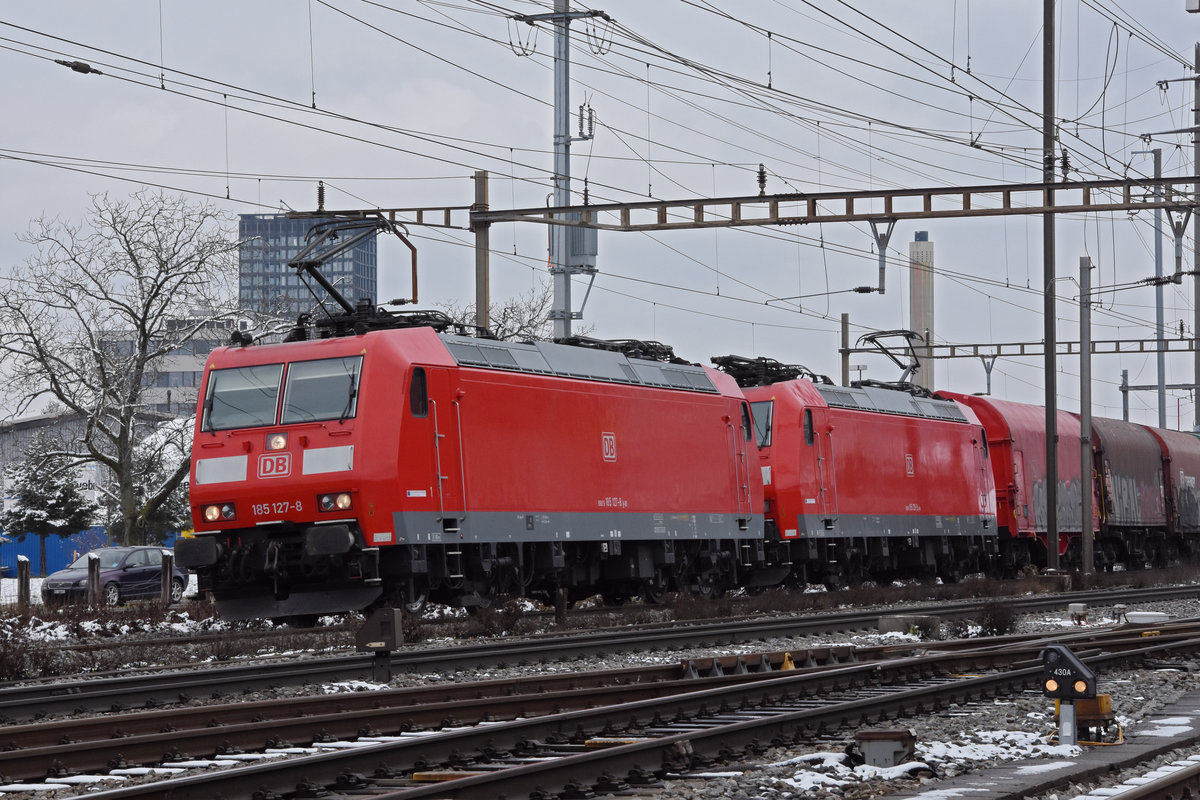 Doppeltraktion, mit den DB Loks 185 127-8 und 185 120-3 durchfährt den Bahnhof Pratteln. Die Aufnahme stammt vom 09.02.2021.