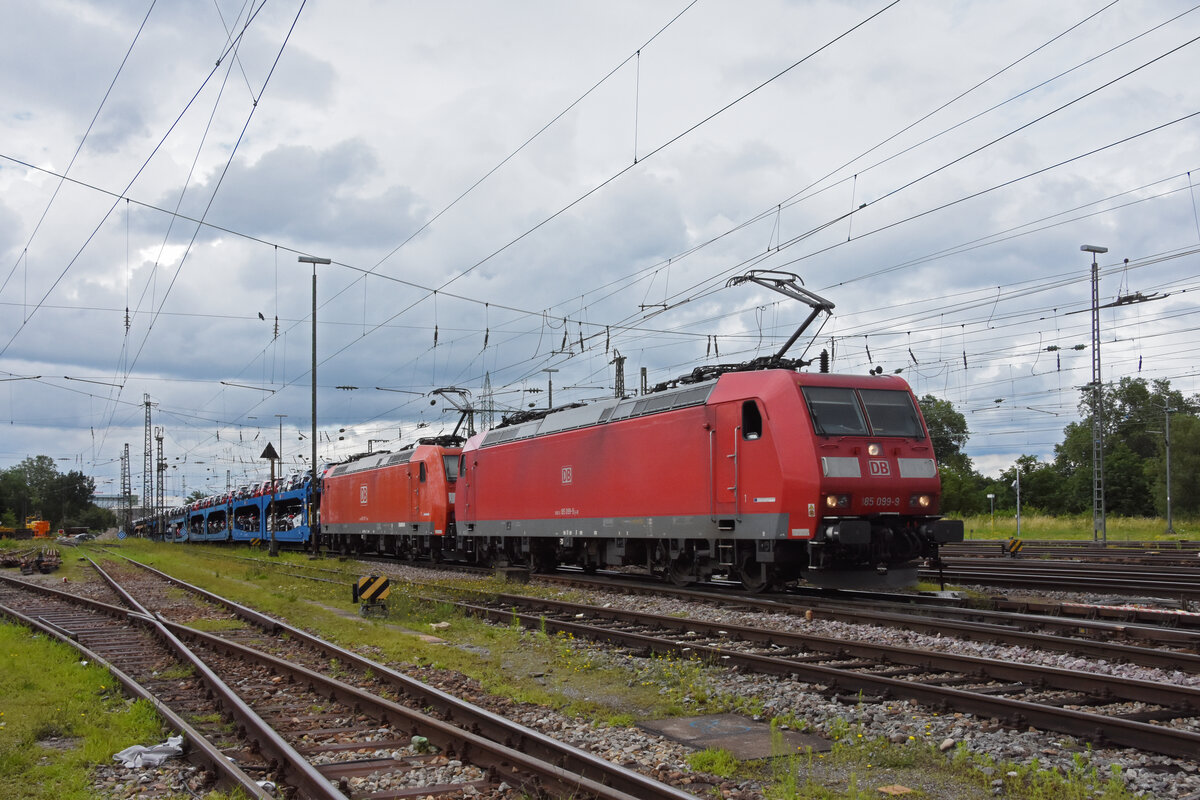 Doppeltraktion, mit den DB Loks 185 099-9 und 185 137-7 durchfährt den badischen Bahnhof. Die Aufnahme stammt vom 08.07.2021.