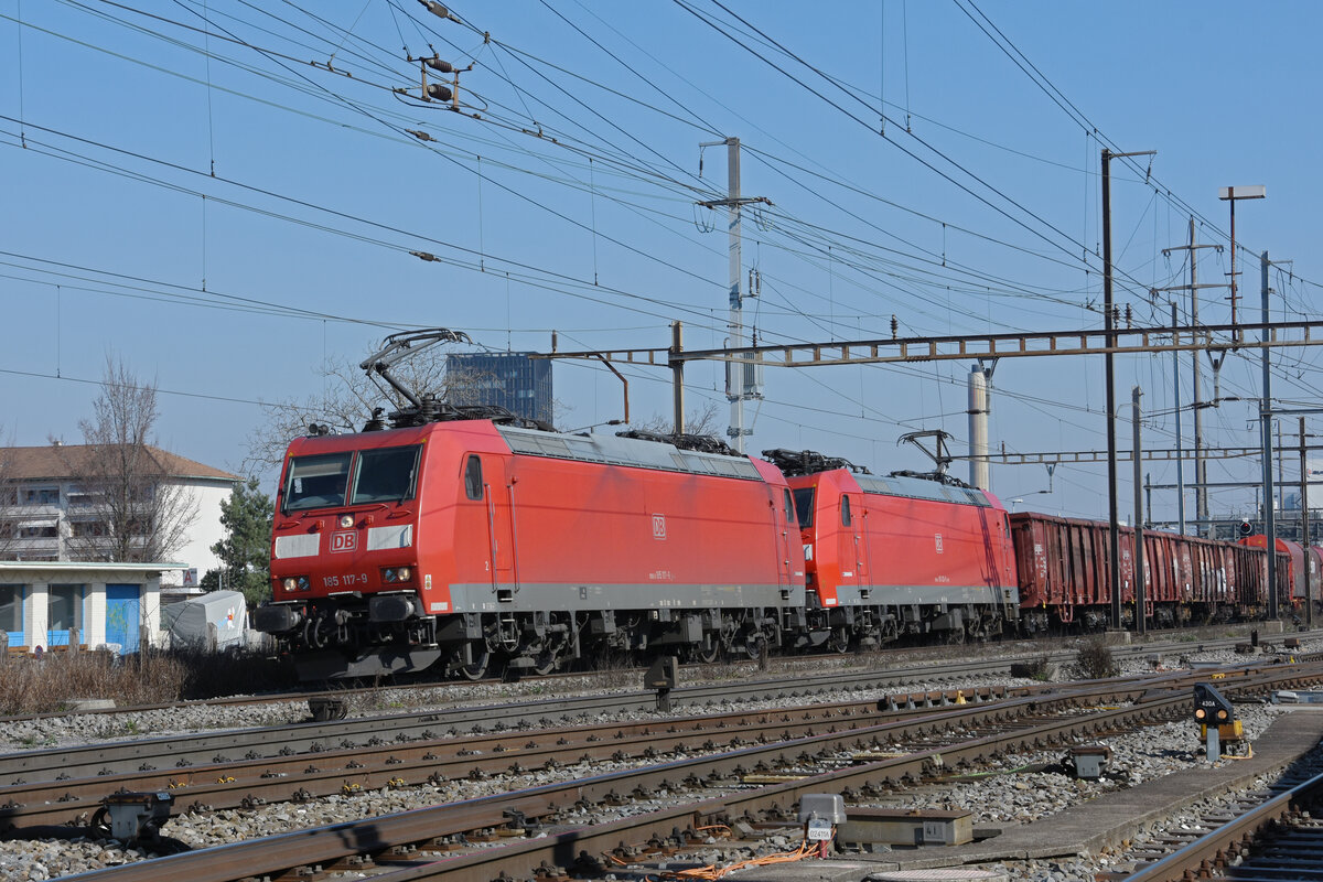 Doppeltraktion, mit den DB Loks 185 117-9 und 185 126-0 durchfährt den Bahnhof Pratteln. Die Aufnahme stammt vom 03.03.2022.