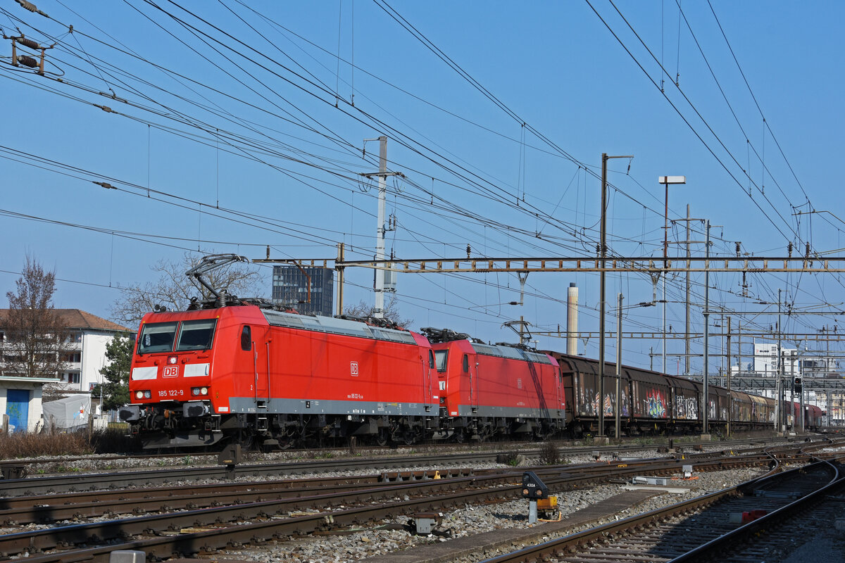 Doppeltraktion, mit den DB Loks 185 122-9 und 185 135-1 durchfährt den Bahnhof Pratteln. Die Aufnahme stammt vom 19.03.2022.