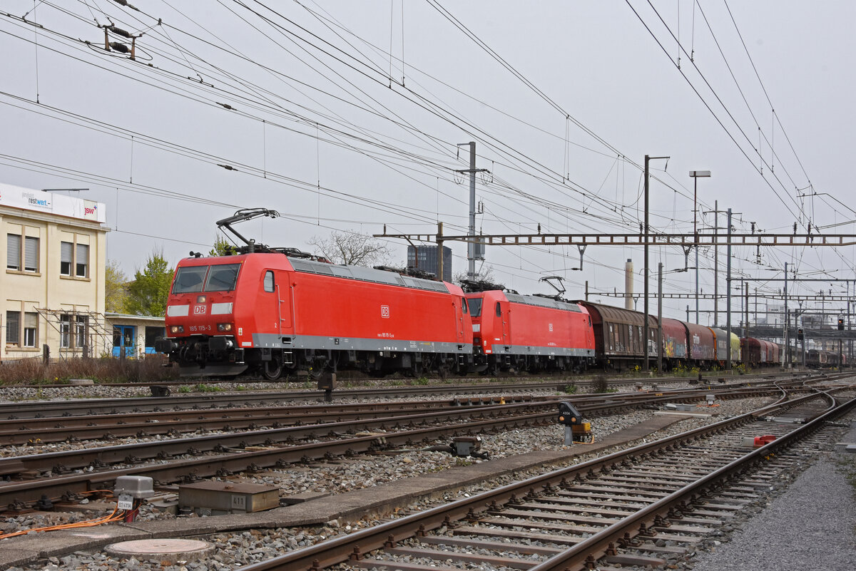 Doppeltraktion, mit den DB Loks 185 115-3 und 185 099-9 durchfährt den Bahnhof Pratteln. Die Aufnahme stammt vom 29.03.2022.