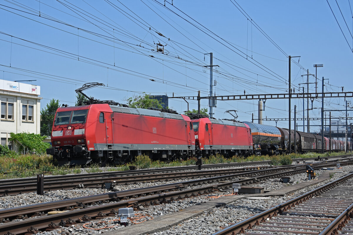 Doppeltraktion, mit den DB Loks 185 111-2 und 185 117-9 durchfährt am 15.06.2022 den Bahnhof Pratteln.