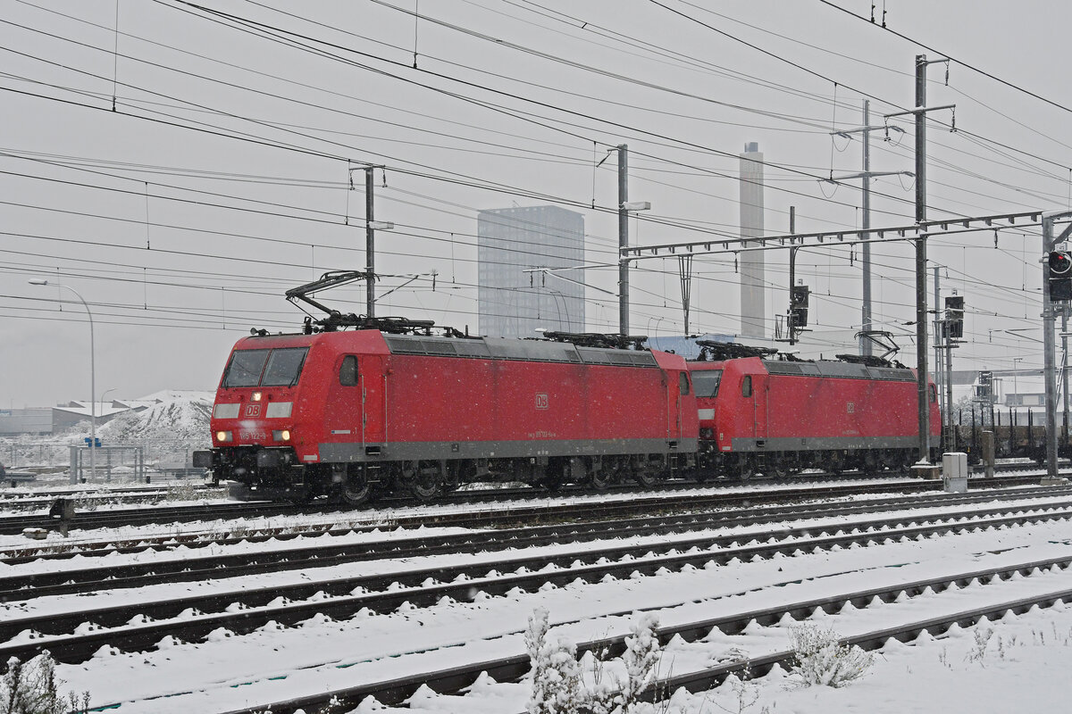 Doppeltraktion, mit den DB Loks 185 122-9 und 185 093-2 durchfährt am 09.12.2022 den Bahnhof Pratteln.