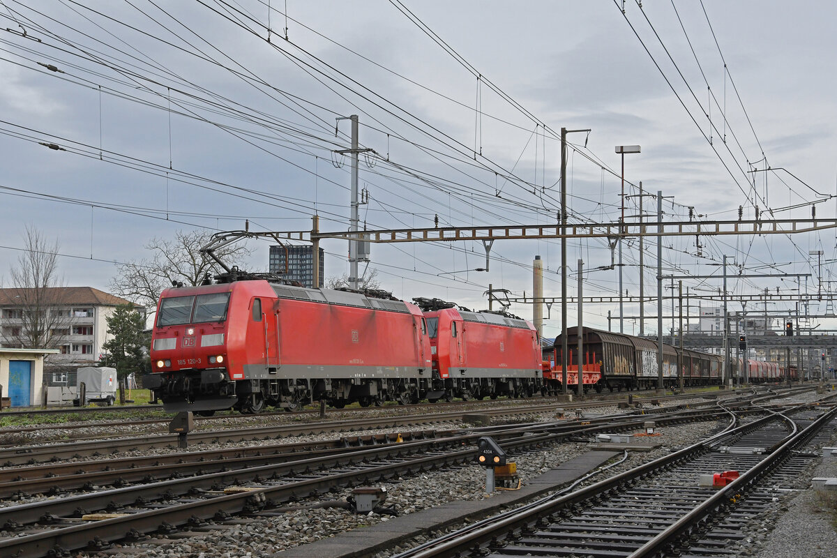 Doppeltraktion, mit den DB Loks 185 120-3 und 185 126-0 durchfährt am 30.12.2022 den Bahnhof Pratteln.