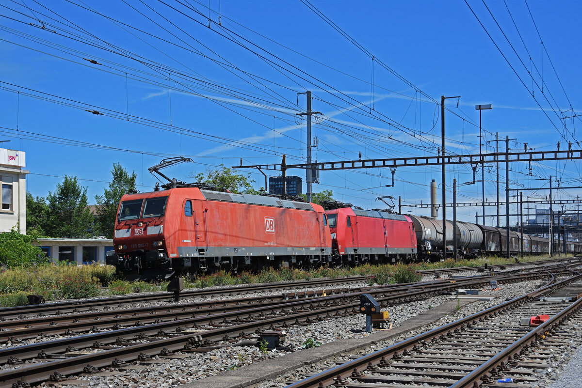 Doppeltraktion, mit den DB Loks 185 095-7 und 185 097-3 durchfährt am 13.07.2022 den Bahnhof Pratteln.
