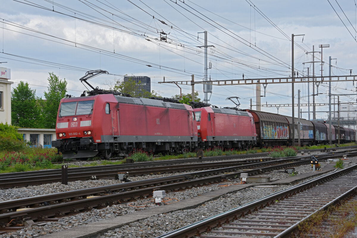 Doppeltraktion, mit den DB Loks 185 092-4 und 185 094-0 durchfährt am 17.05.2023 den Bahnhof Pratteln.