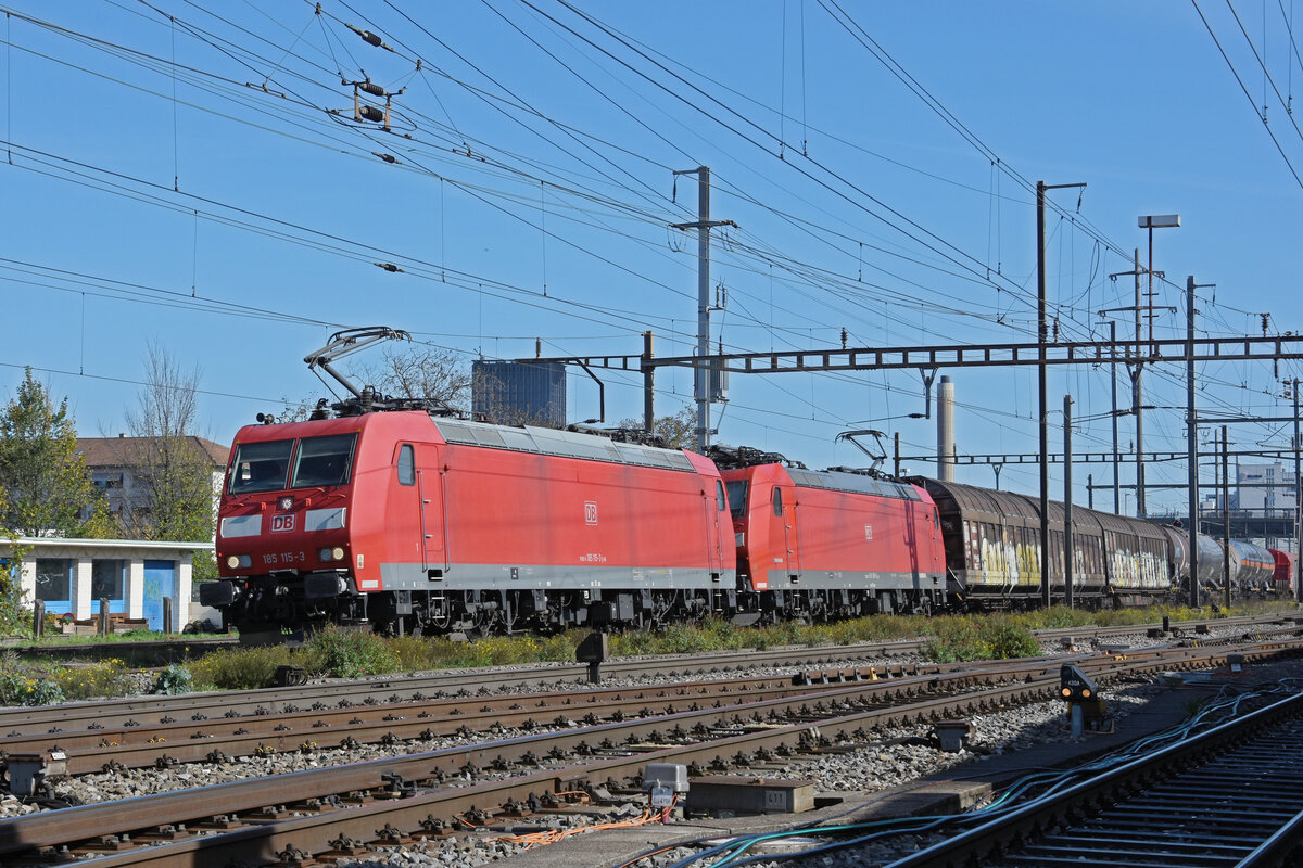 Doppeltraktion, mit den DB Loks 185 115-3 und 185 100-5 durchfährt am 25.10.2022 den Bahnhof Pratteln.