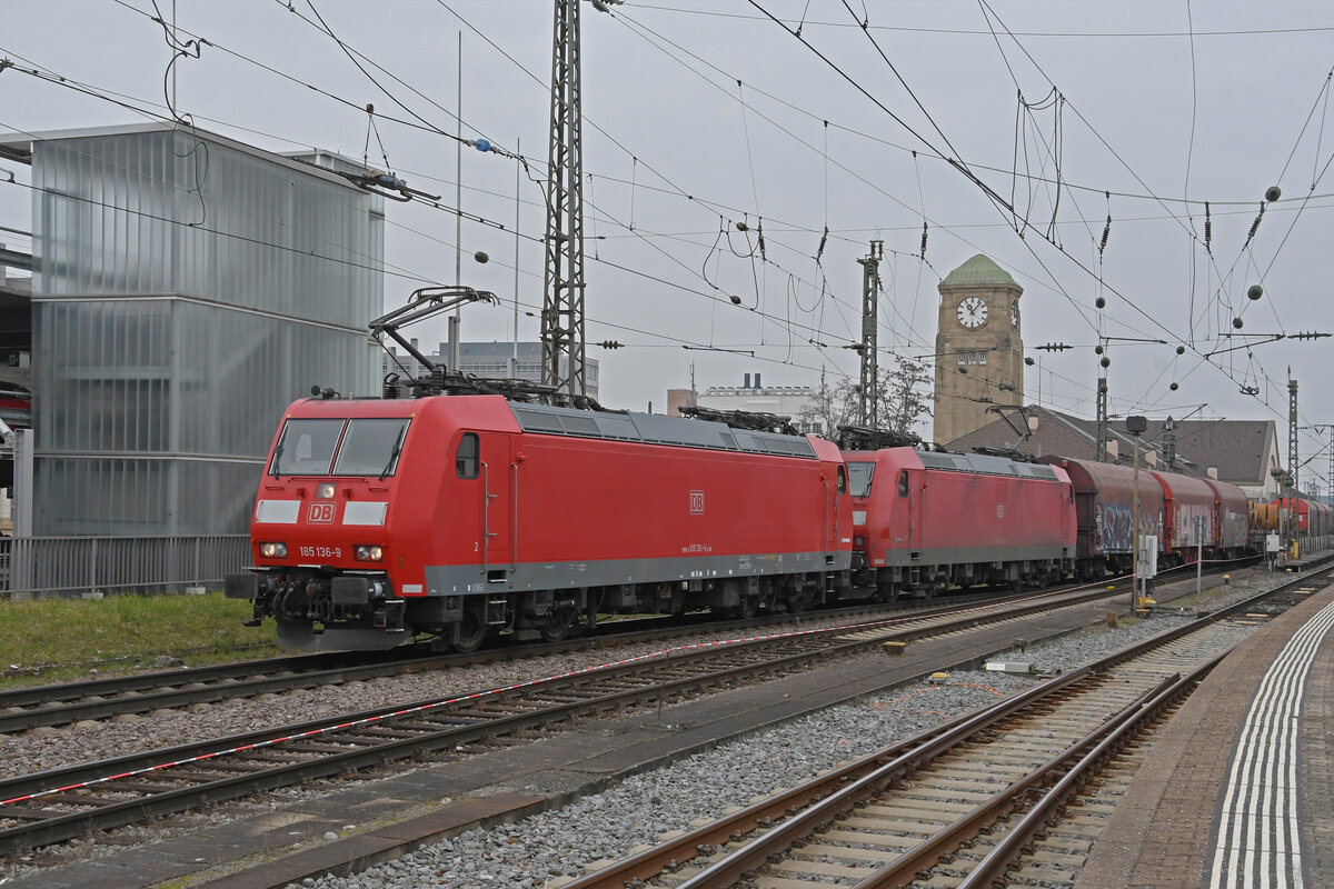 Doppeltraktion, mit den DB Loks 185 136-9 und 185 112-0 durchfährt am 29.02.2024 den badischen Bahnhof.