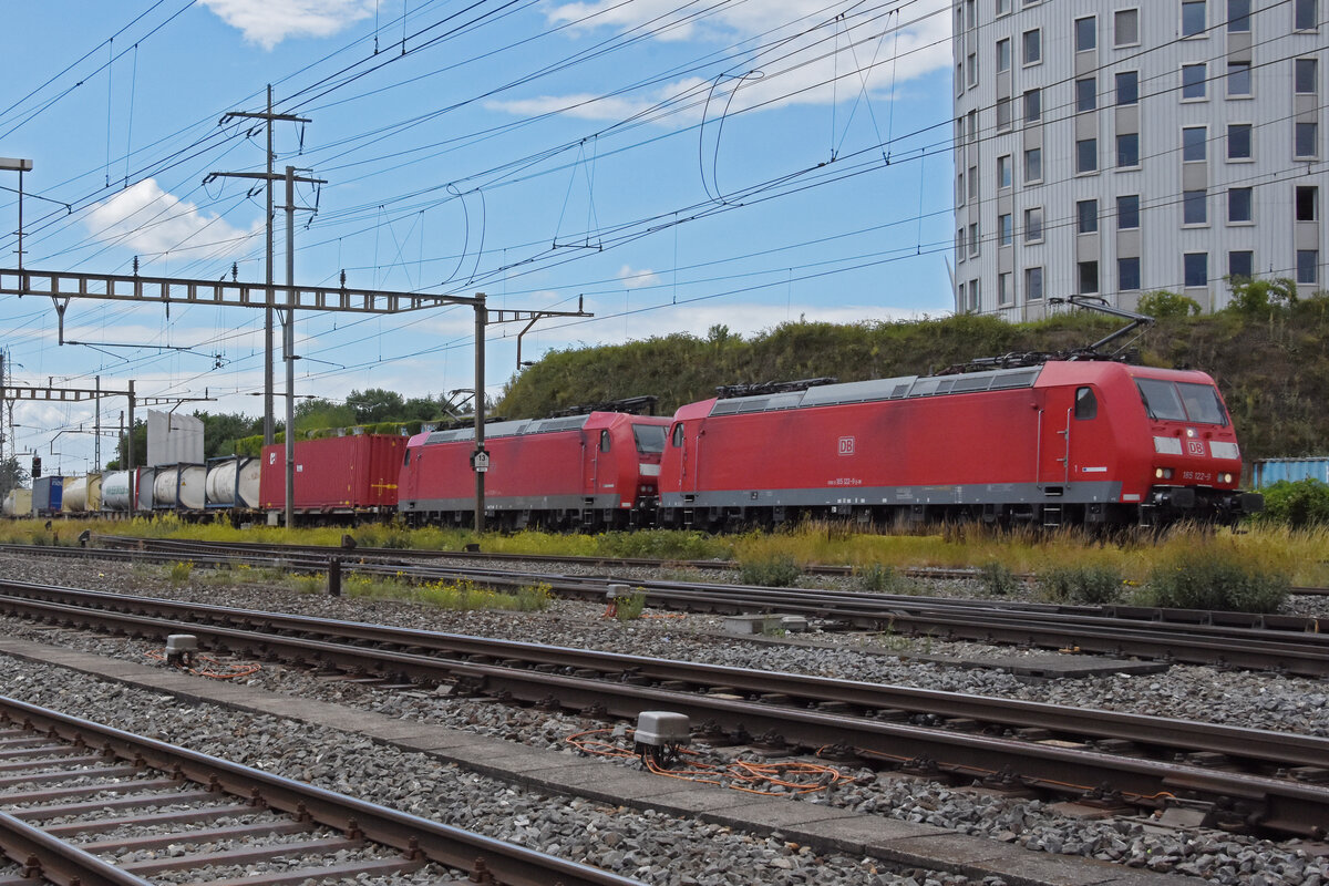Doppeltraktion, mit den DB Loks 185 122-9 und 185 133-6 durchfährt am 09.06.2022 den Bahnhof Pratteln.