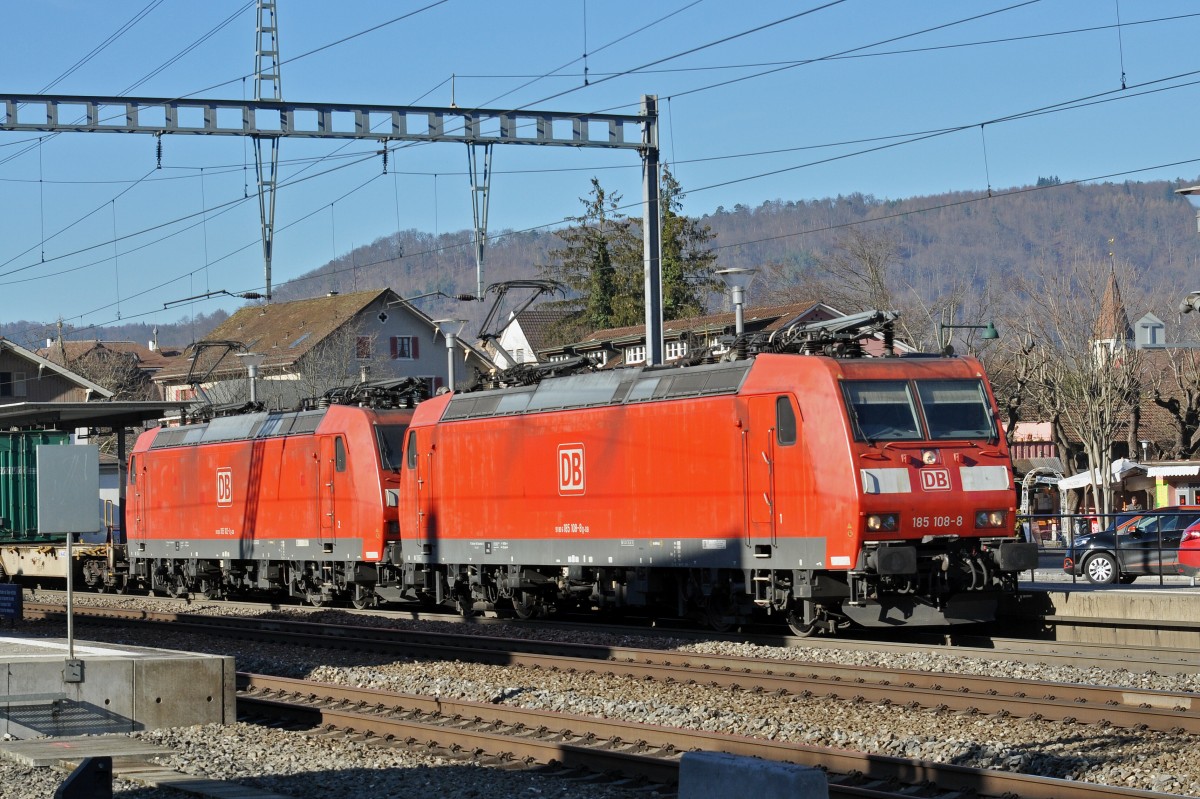 Doppeltraktion mit den DB Loks 185 108-8 und 185 102-1 durchfahren den Bahnhof Sissach. Die Aufnahme stammt vom 25.01.2016.