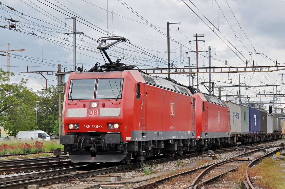 Doppeltraktion, mit den DB Loks 185 139-3 und 185 126-0, durchfahren den Bahnhof Pratteln. Die Aufnahme stammt vom 24.05.2016.