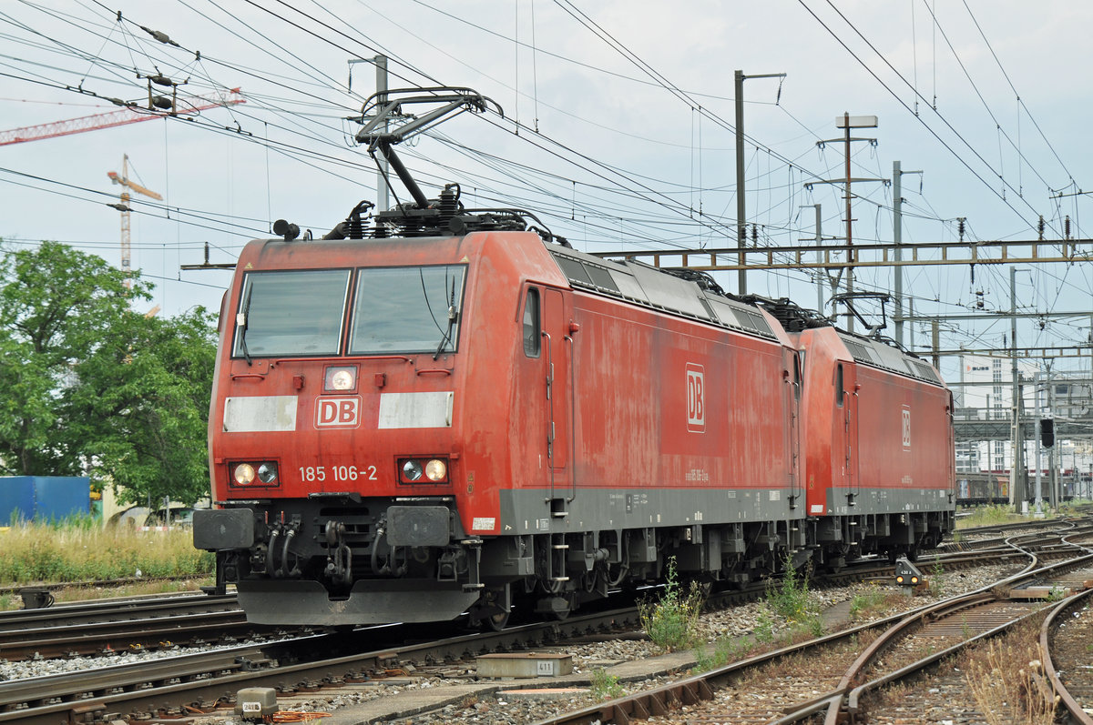 Doppeltraktion, mit den DB Loks 185 106-2 und 185 099-9 durchfahren solo den Bahnhof Pratteln. Die Aufnahme stammt vom 11.07.2016.