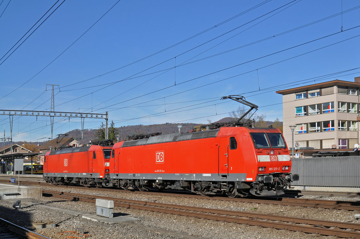Doppeltraktion, mit den DB Loks 185 125-2 und 185 129-4, durchfahren den Bahnhof Sissach. Die Aufnahme stammt vom 06.11.2016.