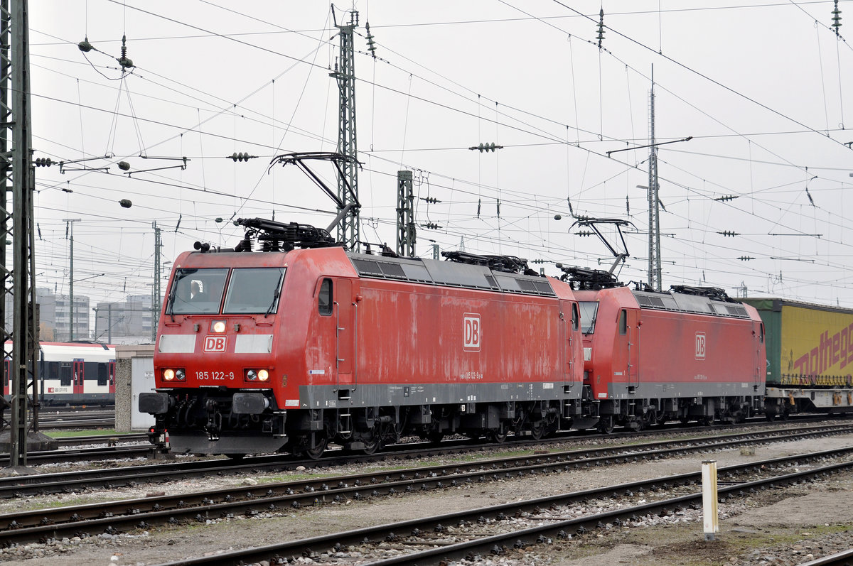 Doppeltraktion, mit den DB Loks 185 122-9 und 185 138-5, durchfahren den Badischen Bahnhof. Die Aufnahme stammt vom 27.11.2016.