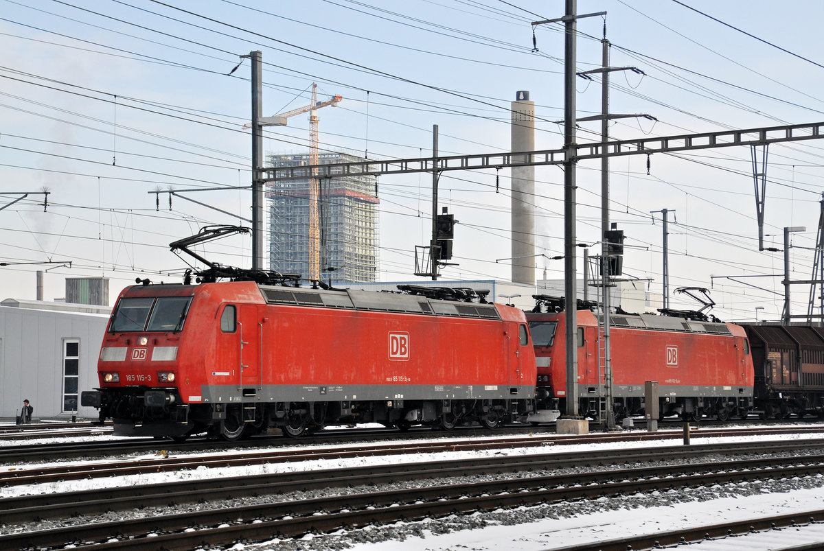 Doppeltraktion, mit den DB Loks 185 115-3 und 185 103-9, durchfahren den Bahnhof Pratteln. Die Aufnahme stammt vom 16.01.2017.