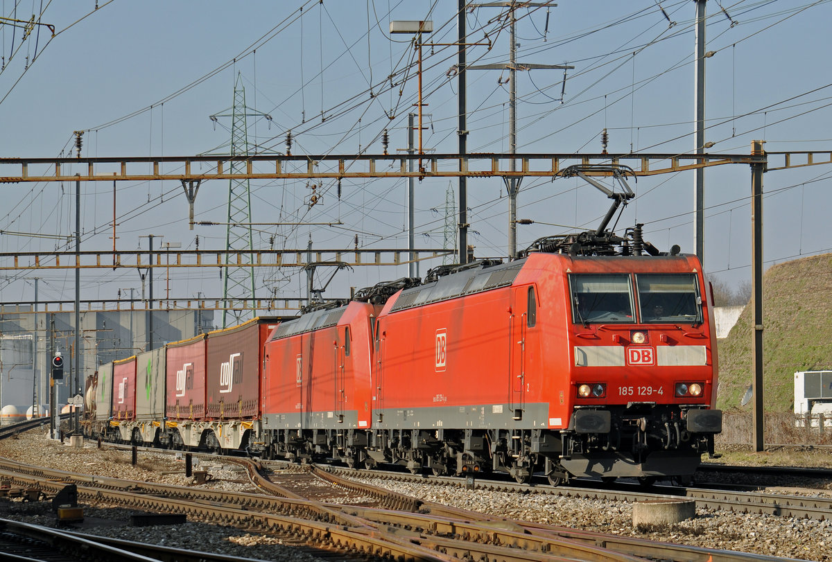Doppeltraktion, mit den DB Loks 185 129-4 und 185 131-0, durchfahren den Bahnhof Pratteln. Die Aufnahme stammt vom 14.02.2017.