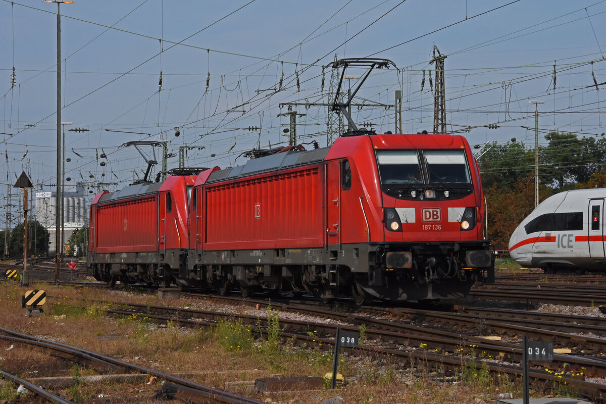 Doppeltraktion, mit den DB Loks 187 136-7 und 187 084-9 durchfährt solo den badischen Bahnhof. Die Aufnahme stammt vom 22.09.2021.