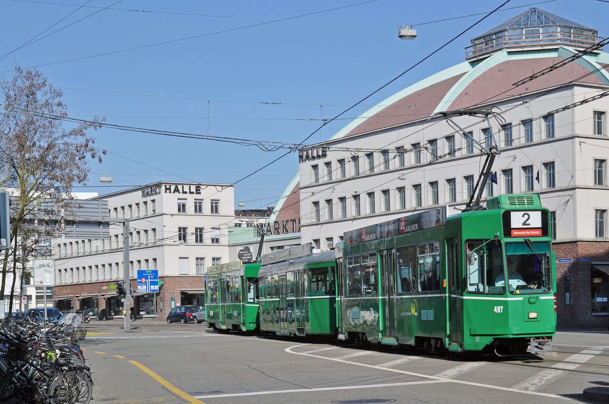 Doppeltraktion, mit dem Be 4/4 497, dem B4S 1491 und dem Be 4/4 499, auf der Linie 2 fahren zur Haltestelle am Bahnhof SBB.