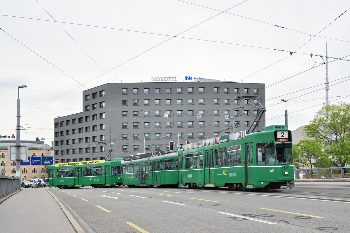 Doppeltraktion, mit dem Be 4/4 497, dem B4S 1491 und dem Be 4/4 499, auf der Linie 2, fahren zur Haltestelle Münchensteinerstrasse. Die Aufnahme stammt vom 11.05.2017.