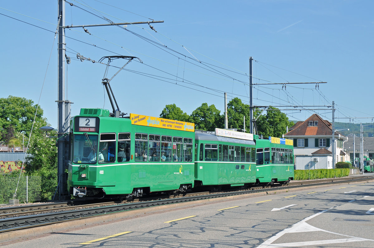 Doppeltraktion, mit dem Be 4/4 493, dem B4S 1501 und dem Be 4/4 486, auf der Linie 2, fahren zur Haltestelle Münchensteinerstrasse. Die Aufnahme stammt vom 17.05.2017.
