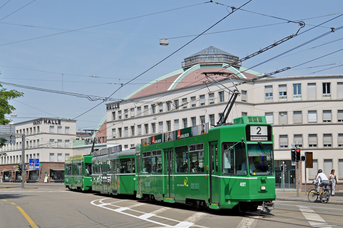 Doppeltraktion, mit dem Be 4/4 497, dem B4S 1491 und dem Be 4/4 499, auf der Linie 2, fahren zur Haltestelle am Bahnhof SBB. Die Aufnahme stammt vom 22.06.2017.