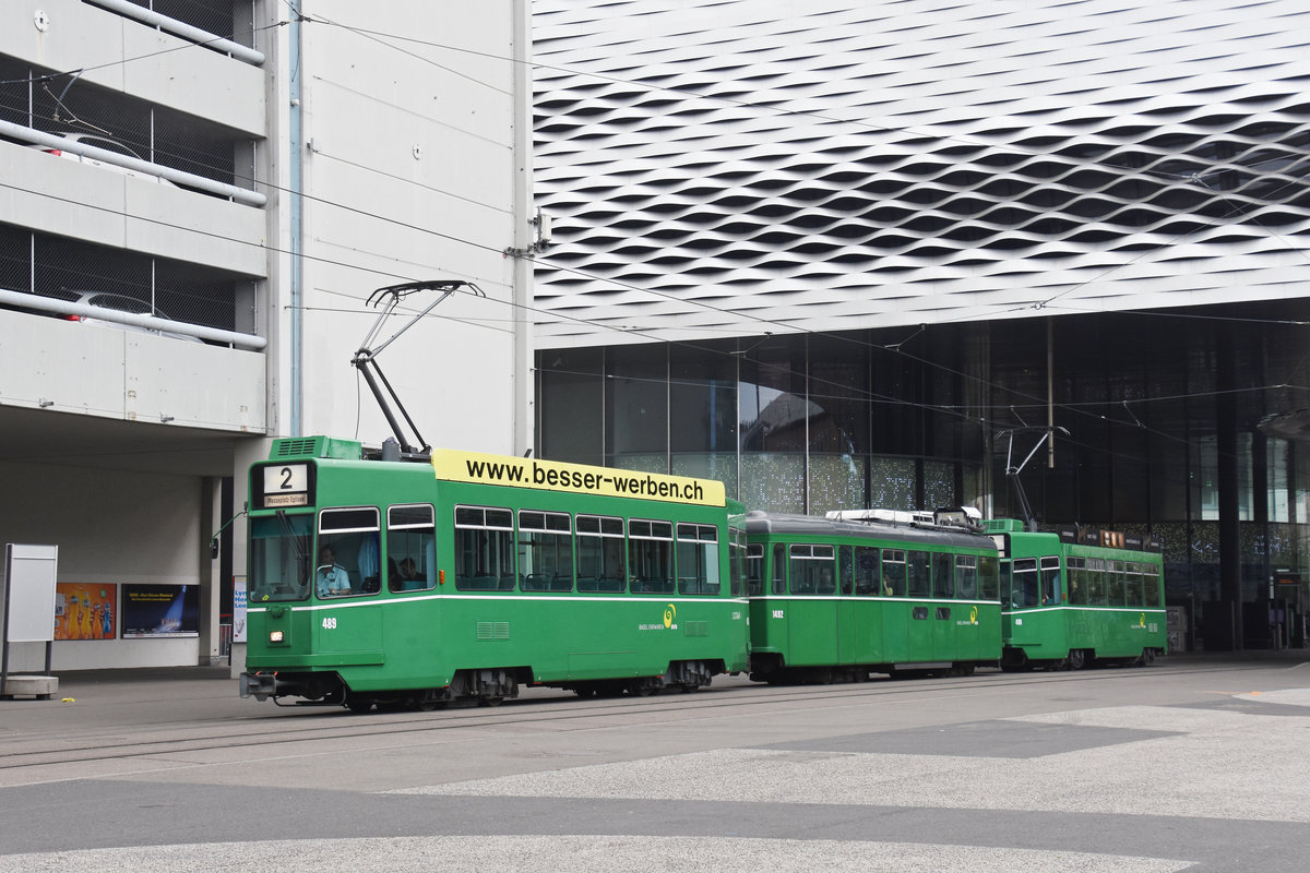 Doppeltraktion, mit dem Be 4/4 489, dem B4S 1492 und dem Be 4/4 498, auf der Linie 2, verlassen die Haltestelle Messeplatz. Die Aufnahme stammt vom 03.05.2018.