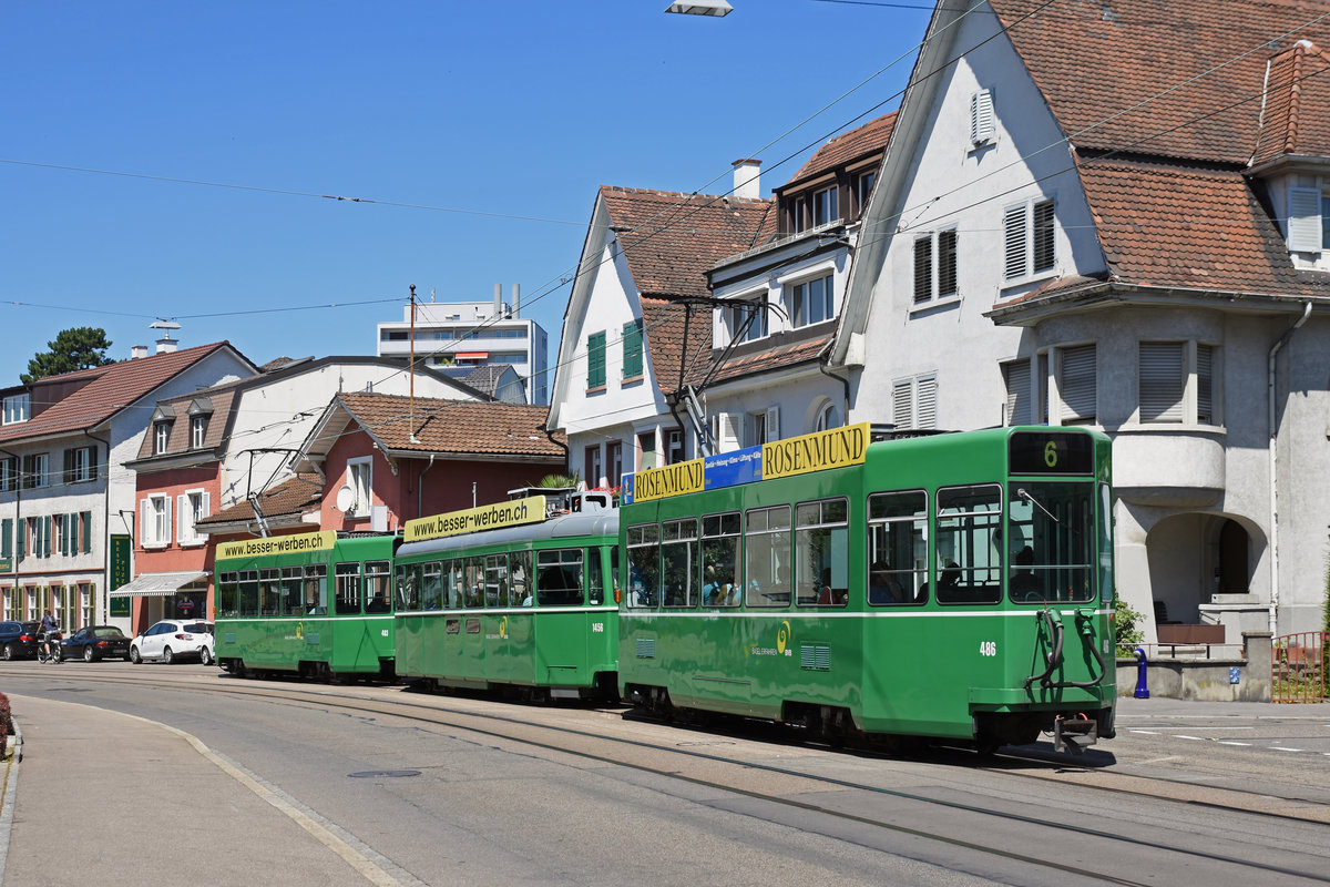 Doppeltraktion, mit dem Be 4/4 483, dem B4S 1456 und dem Be 4/4 486, auf der Linie 6, fahren zur Haltestelle Lindenplatz. Die Aufnahme stammt vom 26.06.2018.
