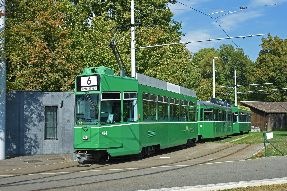 Doppeltraktion, mit dem Be 4/4 494, dem B4S 1505 und dem Be 4/4 489 wendet rückwärts durch die Schlaufe am Eglisee. Die Linie 6, wird wegen Bauarbeiten am badischen Bahnhof im  Inselbetrieb  vom Eglisee bis zur Riehen Grenze geführt. Die Fahrzeuge werden in der Nacht in der Abstellanlage beim Eglisee eingestellt. Die Aufnahme stammt vom 30.09.2018.